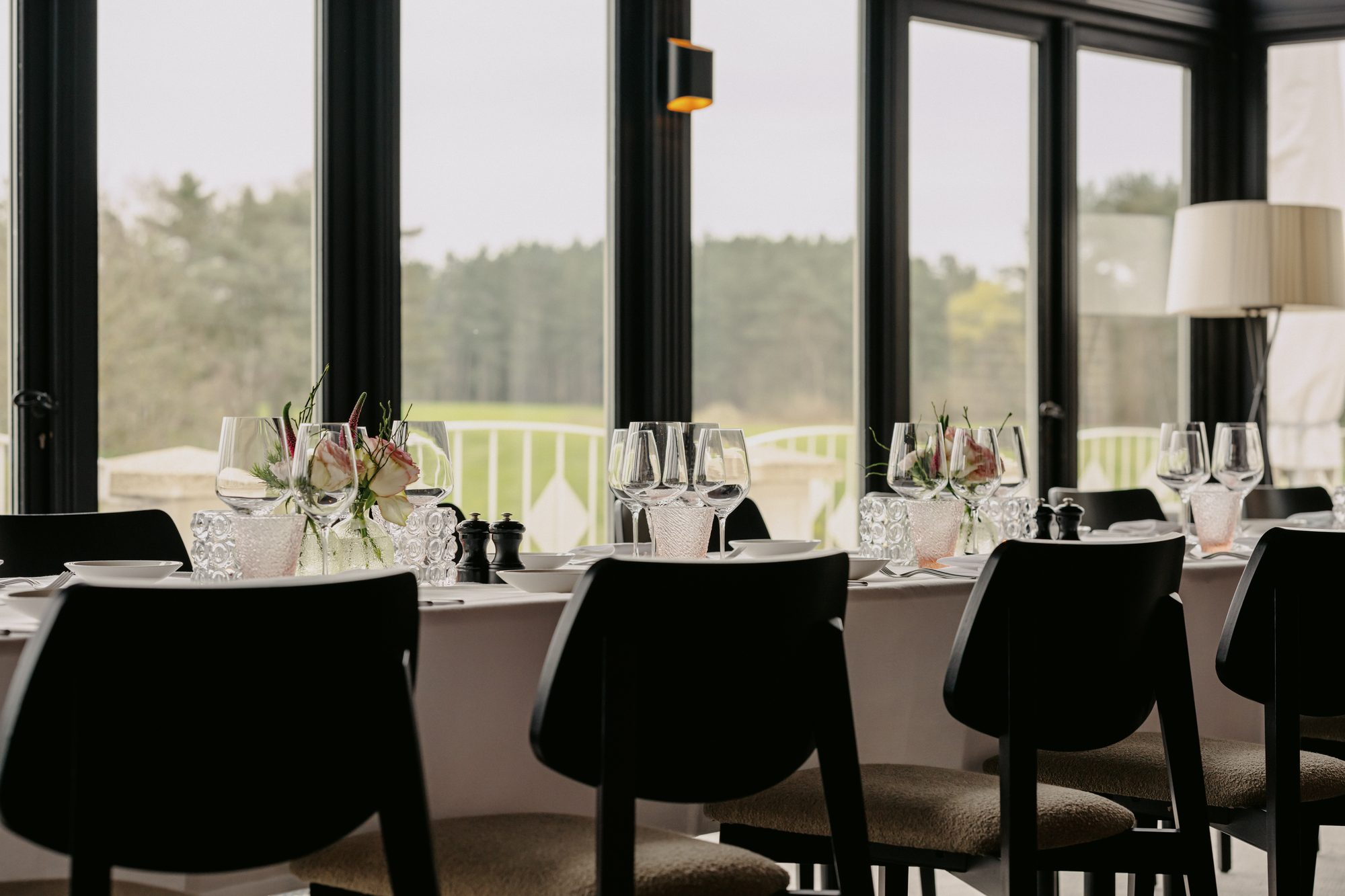 De wintertuin van Stiemerheide met zicht op het domein